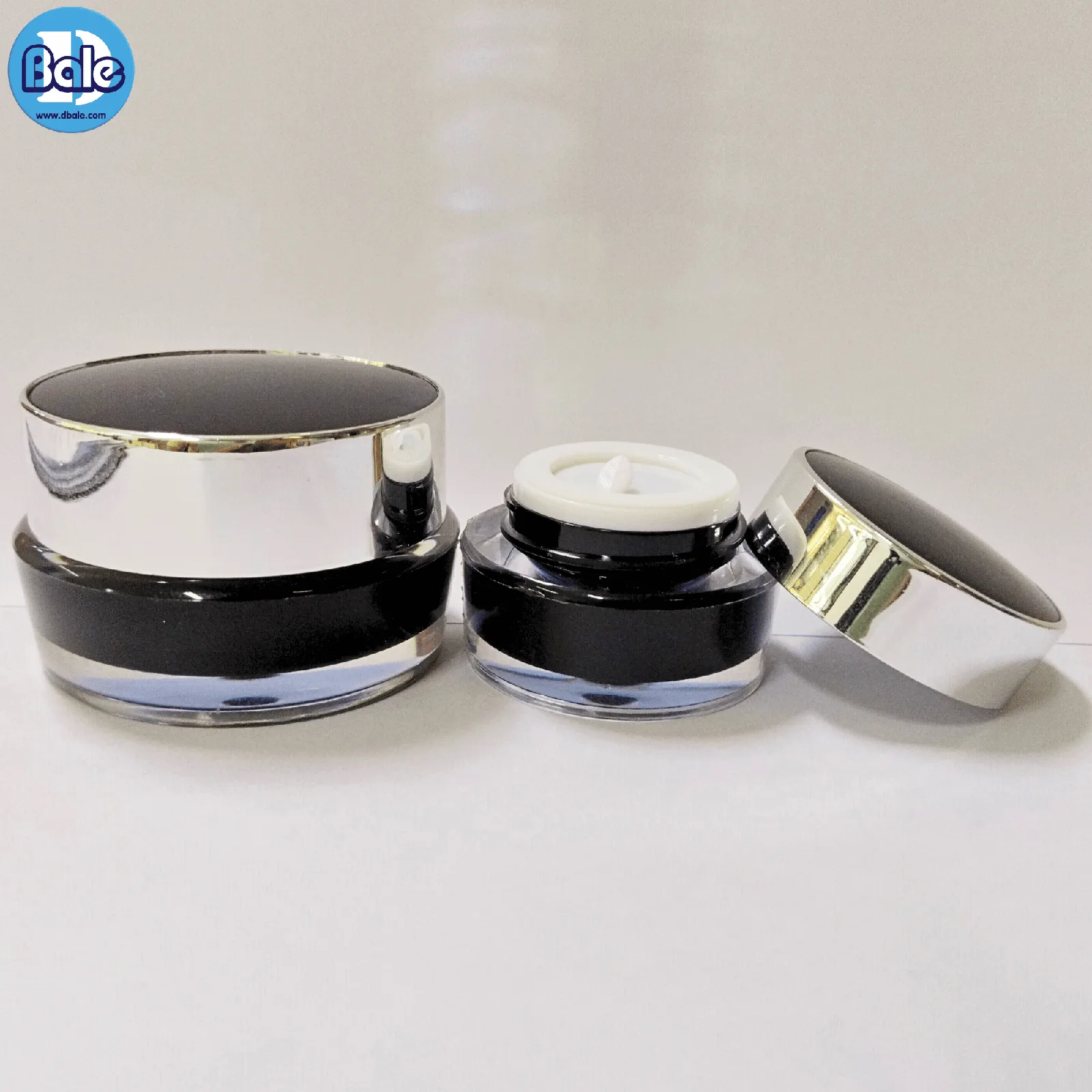 k0128 กระปุกอะคริลิกทรงกลมสีดำฝาขอบเงินเงา 5g., 10g.